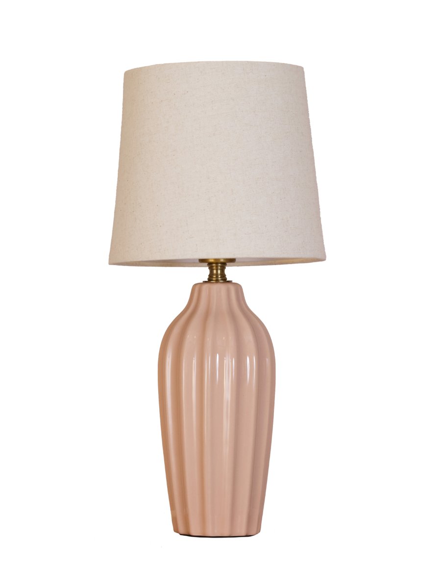 Lyon 40cm Rosa lámpara de mesa De PR Home - Gracias a su diseño elegante y acogedor, Lyon queda perfecta en una mesa auxiliar, una mesita de noche o junto a una ventana, donde se convierte en un elemento decorativo y acogedor tanto en hogares clásicos como modernos.