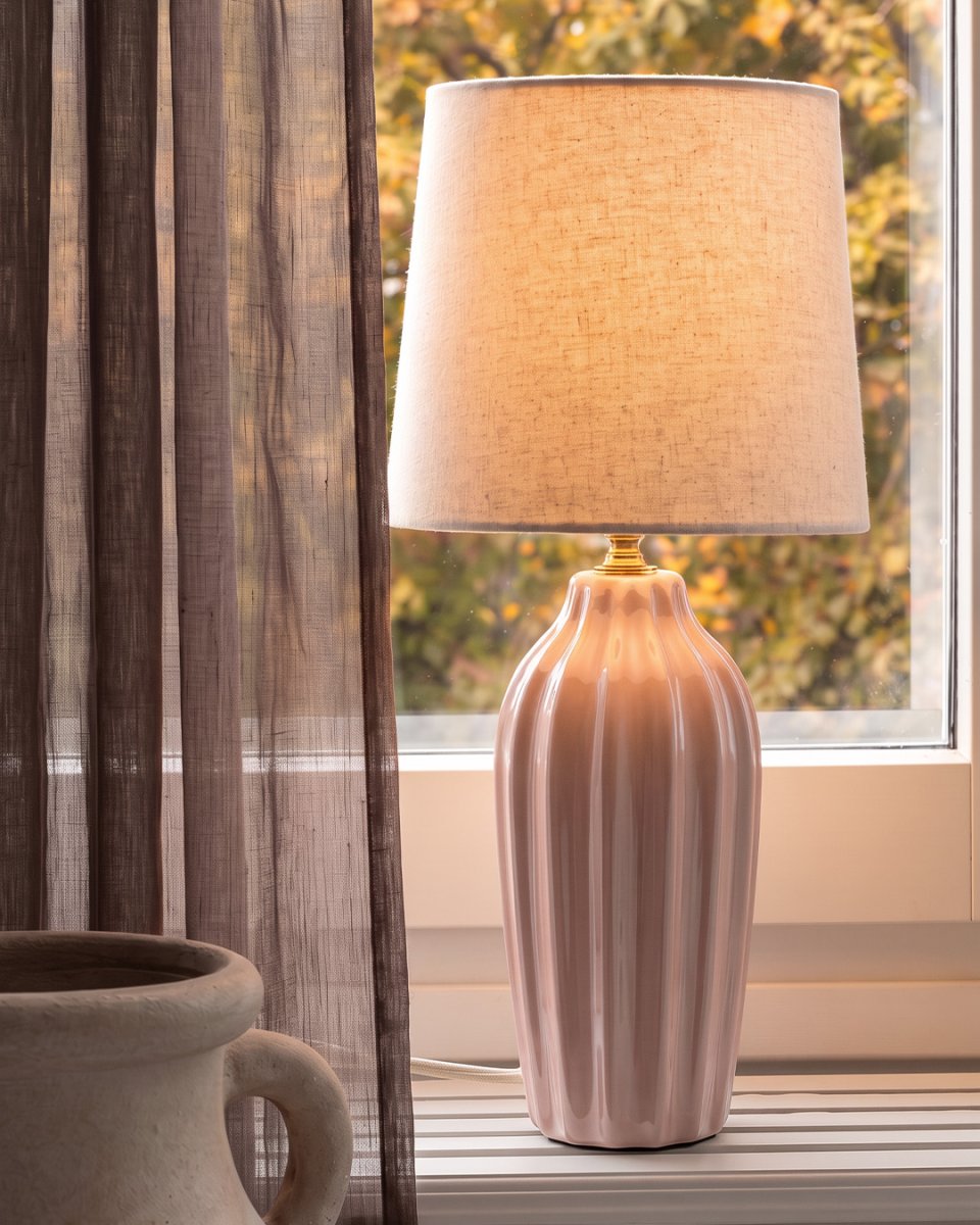 Lyon 40cm Rosa lámpara de mesa De PR Home - Gracias a su diseño elegante y acogedor, Lyon queda perfecta en una mesa auxiliar, una mesita de noche o junto a una ventana, donde se convierte en un elemento decorativo y acogedor tanto en hogares clásicos como modernos.