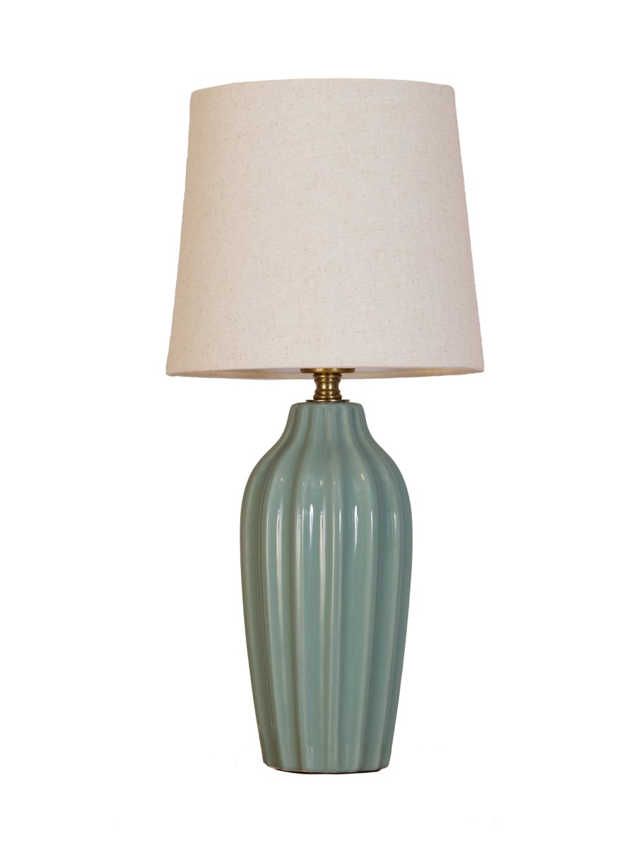 Lyon 40cm Turquesa lámpara de mesa De PR Home - Gracias a su dise&ntilde;o elegante y acogedor, Lyon queda igual de bien en una mesa auxiliar, una mesita de noche o junto a una ventana, donde se convierte en un elemento decorativo y acogedor tanto en hogares cl&aacute;sicos como modernos.