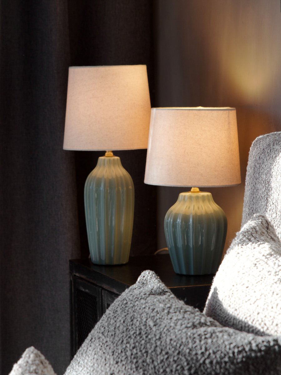 Lyon 40cm Turquesa lámpara de mesa De PR Home - Gracias a su dise&ntilde;o elegante y acogedor, Lyon queda igual de bien en una mesa auxiliar, una mesita de noche o junto a una ventana, donde se convierte en un elemento decorativo y acogedor tanto en hogares cl&aacute;sicos como modernos.