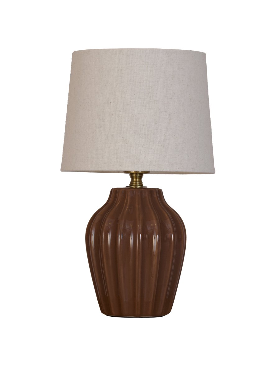Lyon 32cm Marrón lámpara de mesa De PR Home - Gracias a su dise&ntilde;o elegante y acogedor, Lyon queda perfecta en una mesa auxiliar, una mesita de noche o junto a una ventana, donde se convierte en un elemento decorativo y acogedor tanto en hogares cl&aacute;sicos como modernos.