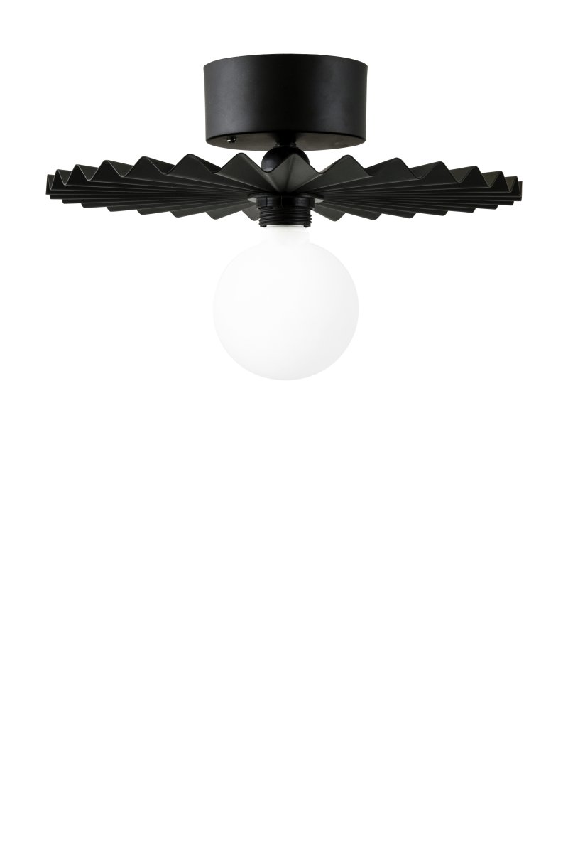 Omega Ø35 Negro lámpara de pared De Globen Lighting - Se incluye un cable textil negro de 200 cm de longitud con interruptor para la conexi&oacute;n a la pared, mientras que el enchufe para el montaje en el techo se vende por separado.