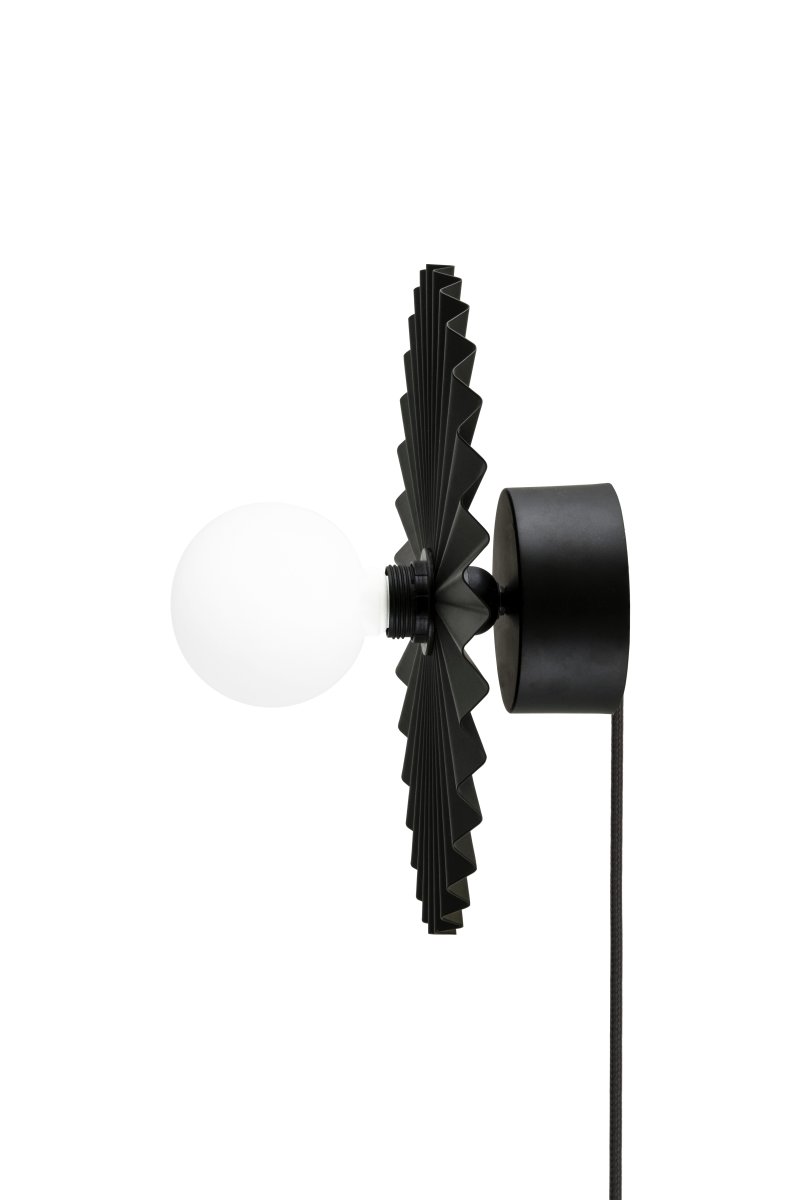 Omega Ø35 Negro lámpara de pared De Globen Lighting - Se incluye un cable textil negro de 200 cm de longitud con interruptor para la conexi&oacute;n a la pared, mientras que el enchufe para el montaje en el techo se vende por separado.