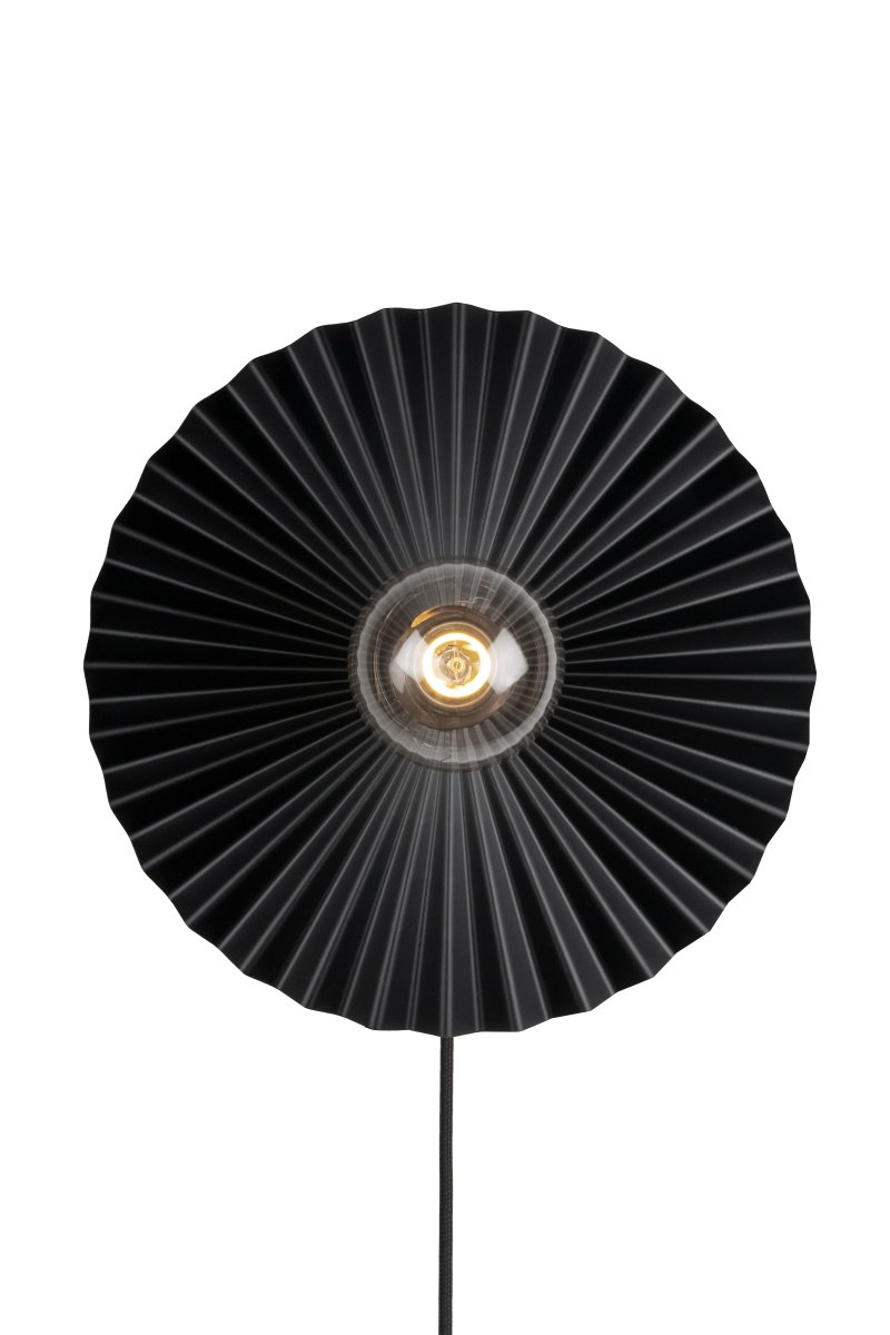 Omega Ø35 Negro lámpara de pared De Globen Lighting - Se incluye un cable textil negro de 200 cm de longitud con interruptor para la conexi&oacute;n a la pared, mientras que el enchufe para el montaje en el techo se vende por separado.