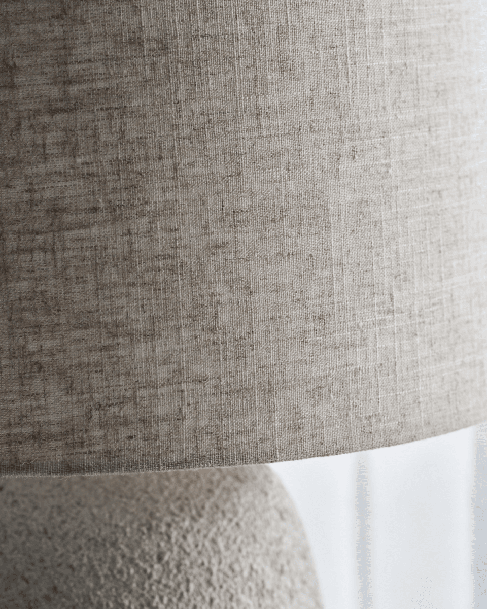 Tana 46cm Blanquecino lámpara de mesa De House Doctor - Deje que los colores brillantes y modernos en la sala de estar sean el centro de atención o haga de la lámpara un elemento bienvenido en un interior dominado por el beige, la crema y la arena.