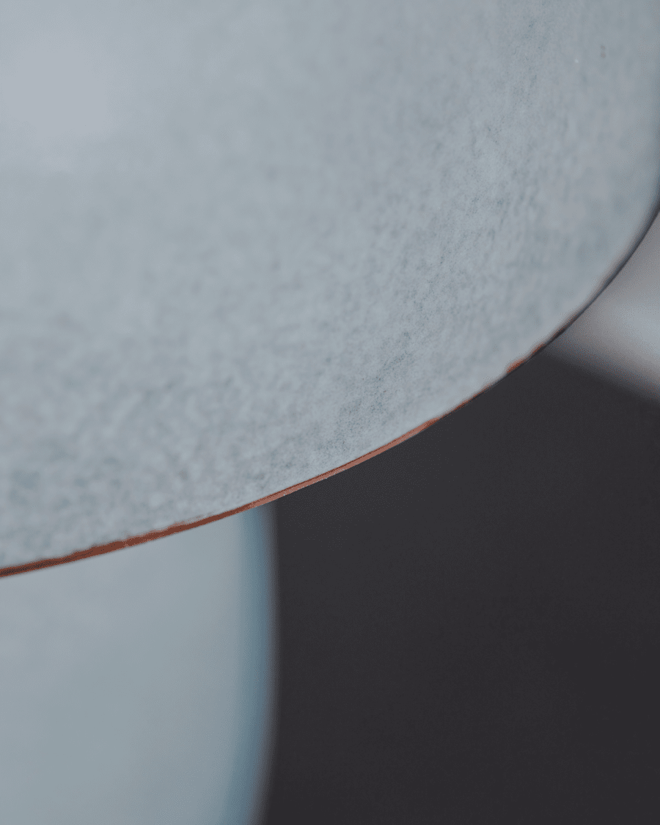 Moss 30cm Gris lámpara de mesa De House Doctor - Esta lámpara de mesa de House Doctor combina maravillosamente el atractivo atemporal de las superficies lisas con la forma suave y esponjosa para crear un diseño contemporáneo.