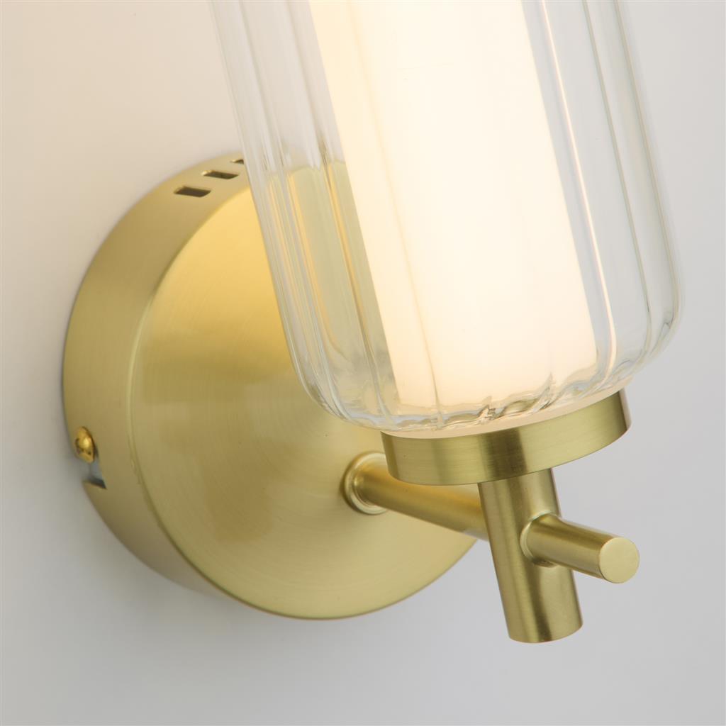 Mod 32cm Latón lámpara de pared De Searchlight - Esta elegante l&aacute;mpara de pared combina una c&aacute;lida superficie de lat&oacute;n satinado con l&iacute;neas modernas y limpias y una elegante pantalla de cristal acanalado.