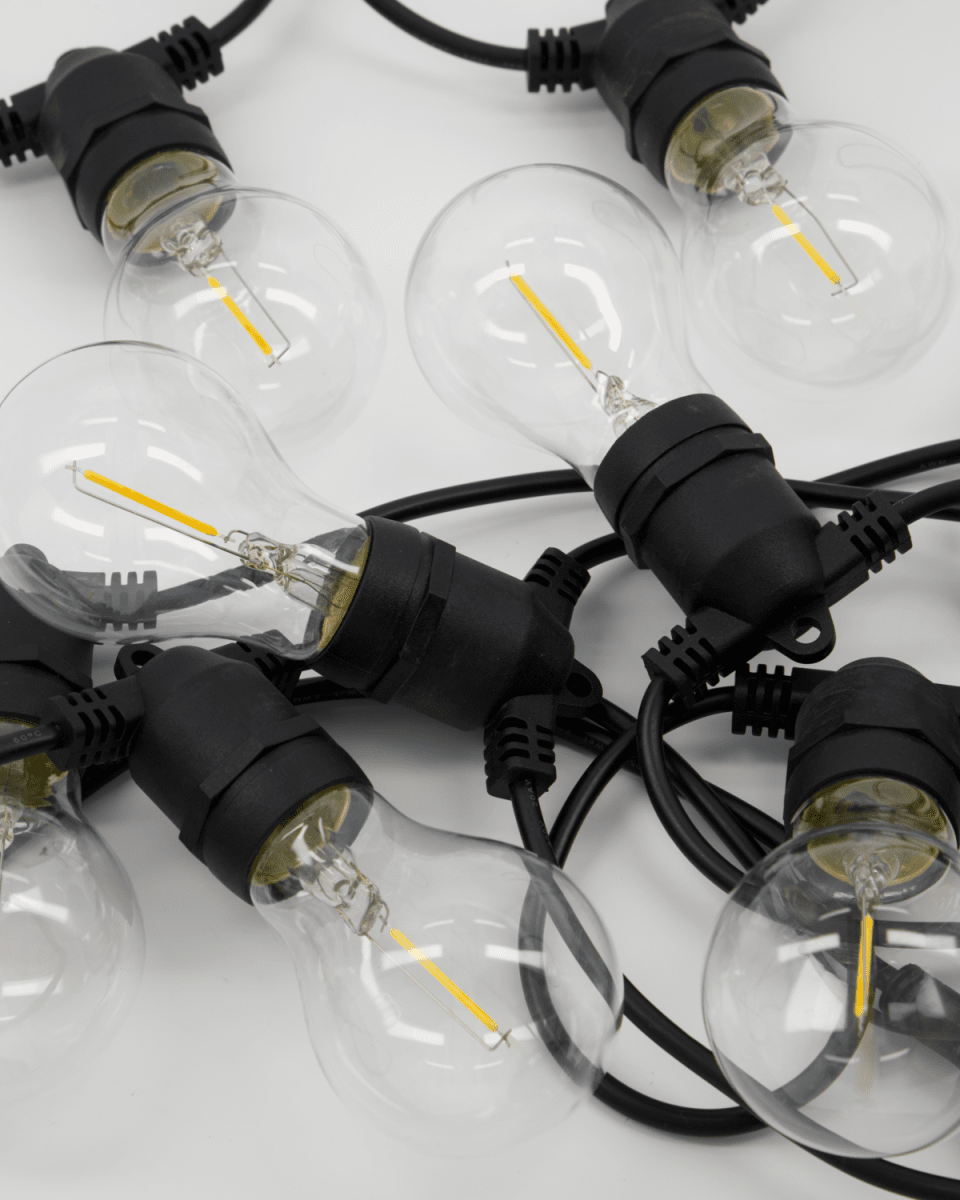 Light Guirnalda De Luces 8m Negro De House Doctor - Conecte hasta tres juegos para una mayor cobertura y disfrute de la comodidad de una funci&oacute;n de temporizador que mantiene las luces encendidas durante 6 horas y apagadas durante 18 horas.