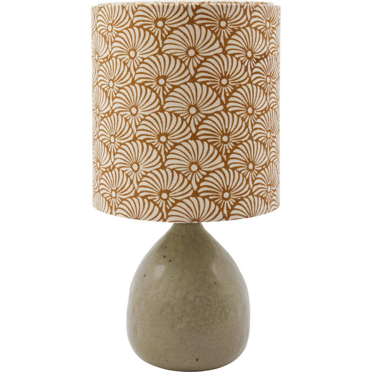 Flores 30cm Arena lámpara de mesa De House Doctor - Cuenta con una base de cerámica color arena y una pantalla de lino decorada con motivos de plumas de sol marrones y arena impresos a mano, equilibrando maravillosamente una estética moderna y acogedora.