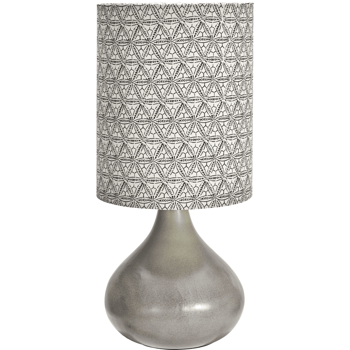 Florie 60cm Arena lámpara de mesa De House Doctor - La base de cerámica en un relajante tono arena proporciona una base estable y elegante, mientras que la pantalla de lino con un patrón étnico negro impreso a mano crea una sensación única y artística.