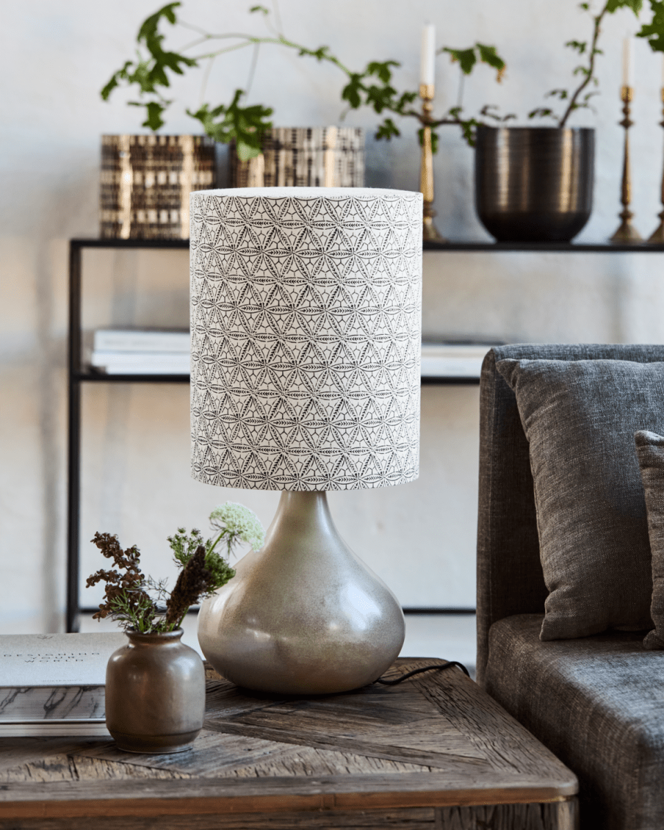 Florie 60cm Arena lámpara de mesa De House Doctor - La base de cerámica en un relajante tono arena proporciona una base estable y elegante, mientras que la pantalla de lino con un patrón étnico negro impreso a mano crea una sensación única y artística.