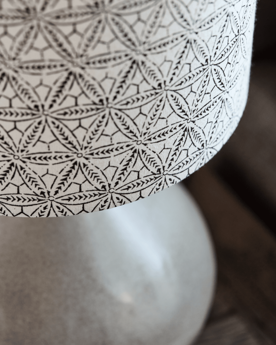 Florie 60cm Arena lámpara de mesa De House Doctor - La base de cerámica en un relajante tono arena proporciona una base estable y elegante, mientras que la pantalla de lino con un patrón étnico negro impreso a mano crea una sensación única y artística.