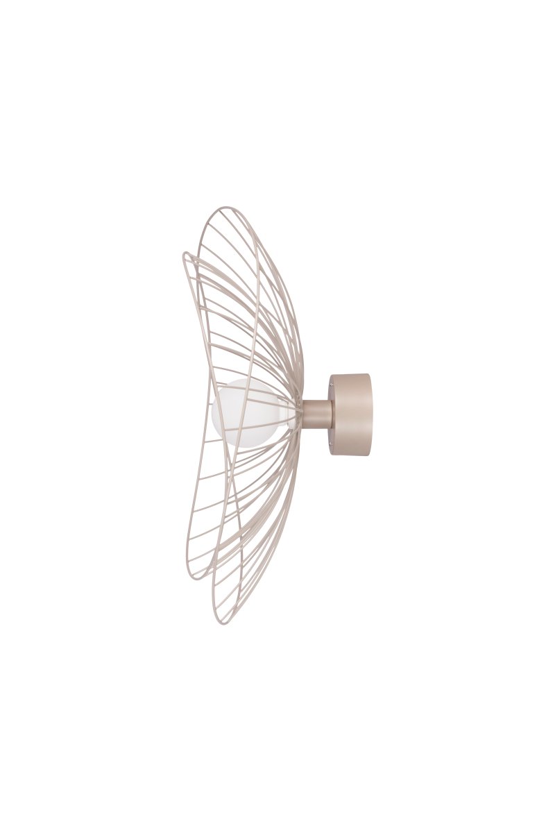 Ray Ø60 Beige lámpara de pared De Globen Lighting - La lámpara se puede montar tanto en el techo como en la pared, lo que la hace versátil.