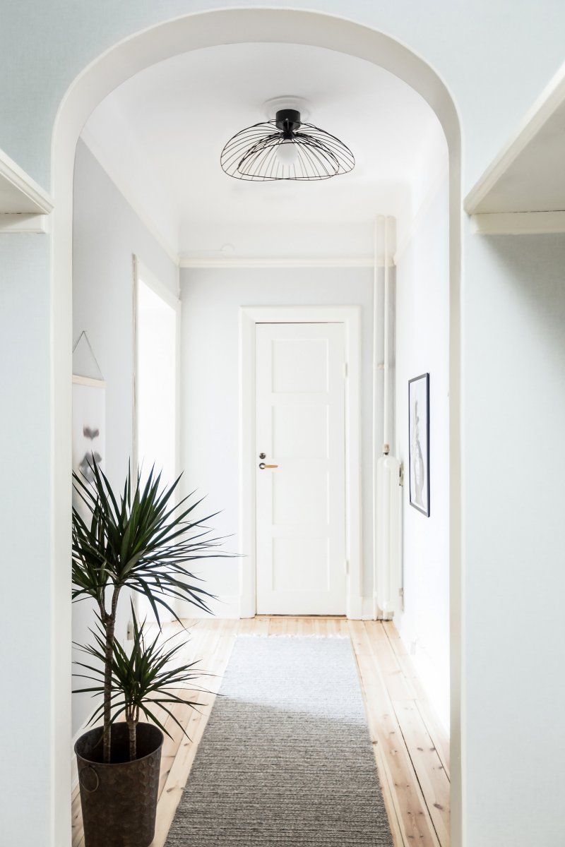 Ray Ø60 Negro lámpara de pared De Globen Lighting - La l&aacute;mpara se puede montar tanto en el techo como en la pared, lo que la hace vers&aacute;til.