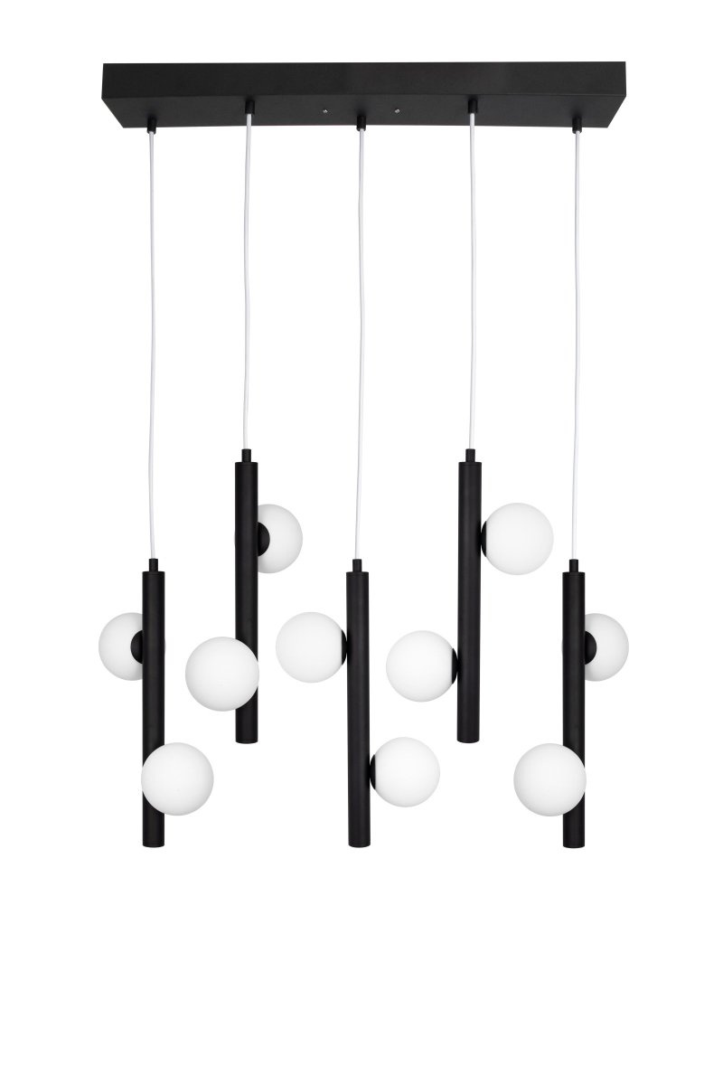 Pearl 70cm Negro Lámpas de techo De Globen Lighting - Se trata de una amplia l&aacute;mpara de techo realizada en metal con recubrimiento de polvo negro mate y pantallas de cristal blanco mate que recuerdan a las perlas.