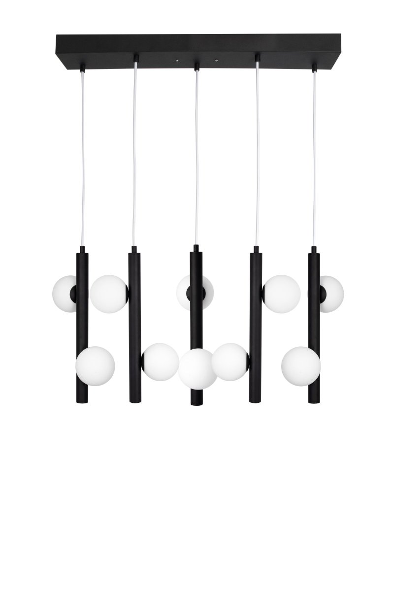 Pearl 70cm Negro Lámpas de techo De Globen Lighting - Se trata de una amplia l&aacute;mpara de techo realizada en metal con recubrimiento de polvo negro mate y pantallas de cristal blanco mate que recuerdan a las perlas.