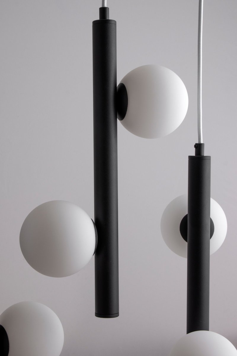 Pearl 70cm Negro Lámpas de techo De Globen Lighting - Se trata de una amplia l&aacute;mpara de techo realizada en metal con recubrimiento de polvo negro mate y pantallas de cristal blanco mate que recuerdan a las perlas.