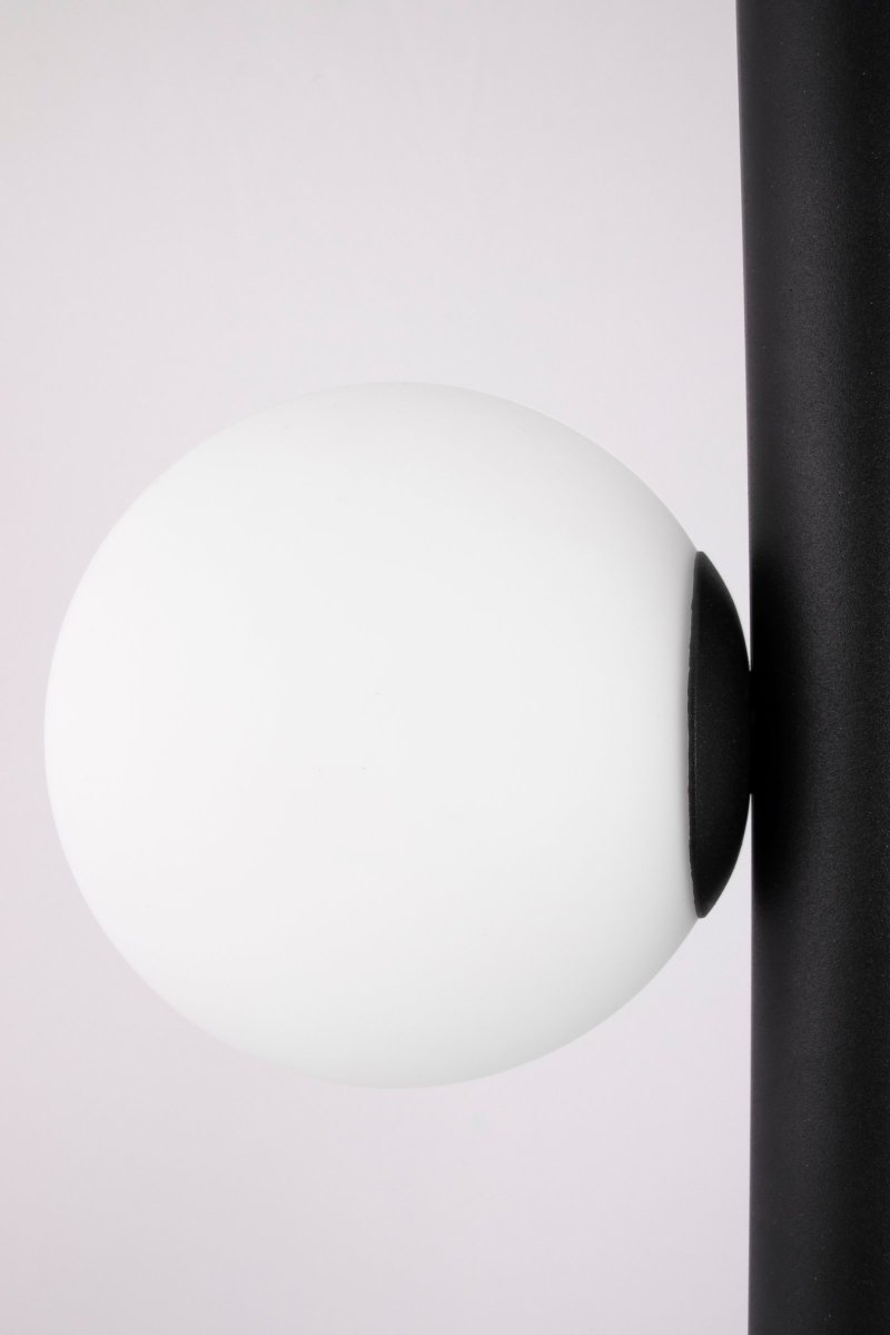 Pearl 70cm Negro Lámpas de techo De Globen Lighting - Se trata de una amplia l&aacute;mpara de techo realizada en metal con recubrimiento de polvo negro mate y pantallas de cristal blanco mate que recuerdan a las perlas.