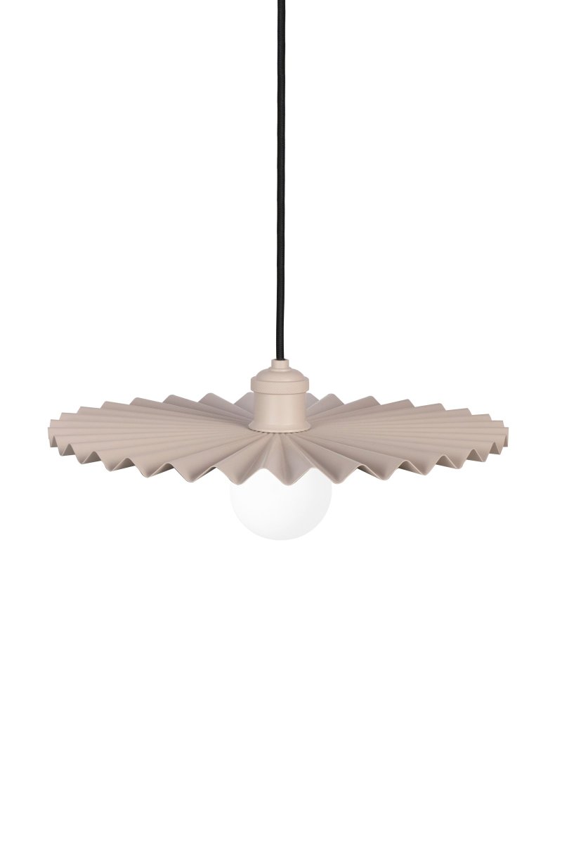 Omega Ø50 Beige Lámpas de techo De Globen Lighting - Omega cuenta con un cable textil negro de 120 cm de longitud y un enchufe de techo de pl&aacute;stico negro.