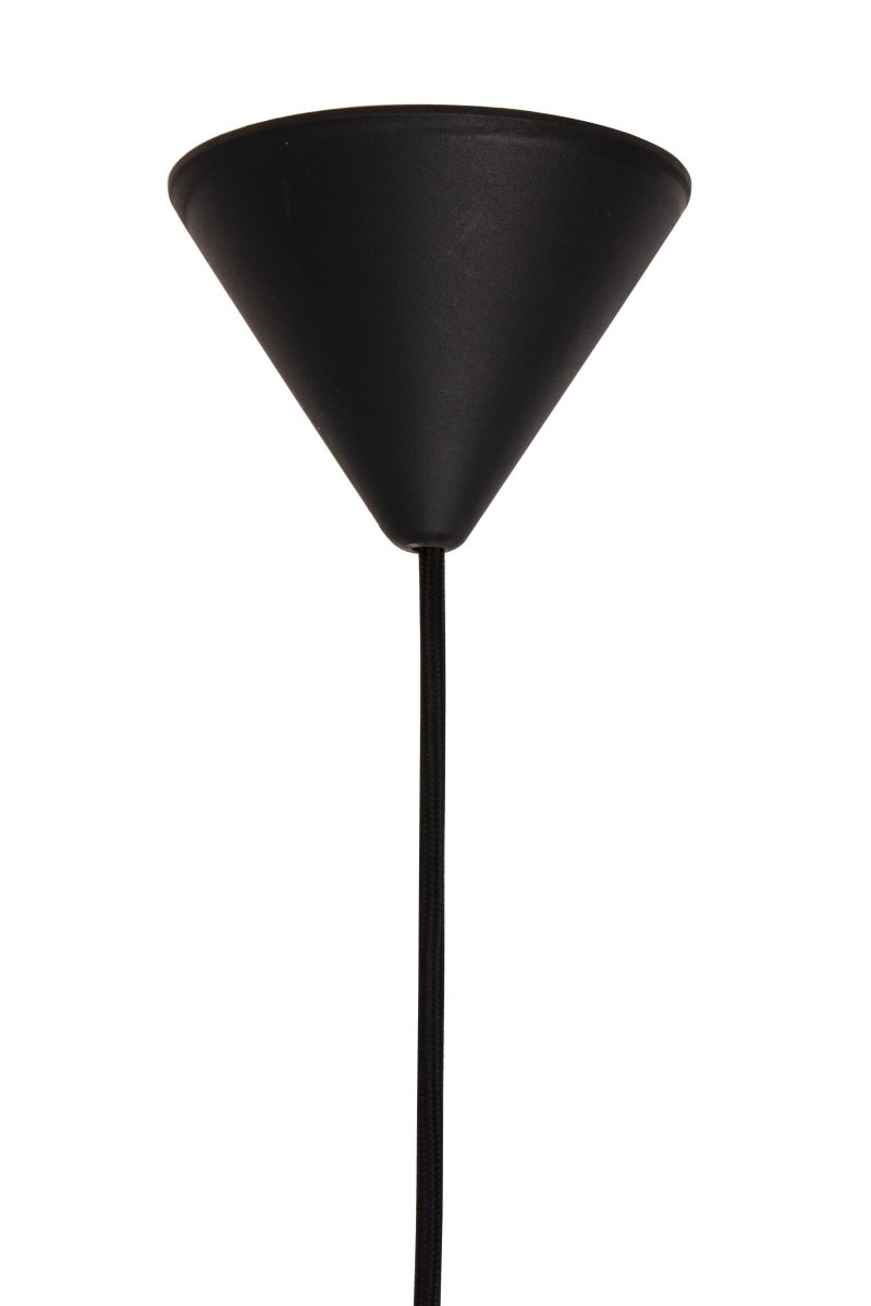 Omega Ø50 Beige Lámpas de techo De Globen Lighting - Omega cuenta con un cable textil negro de 120 cm de longitud y un enchufe de techo de pl&aacute;stico negro.