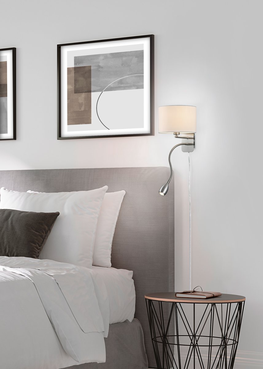 Hotel 23cm Plata lámpara de lectura De Trio Lighting - La pantalla cubierta de tela proporciona una luz suave y sin deslumbramiento, mientras que el brazo de bloqueo flexible se puede ajustar individualmente para una iluminaci&oacute;n &oacute;ptima.