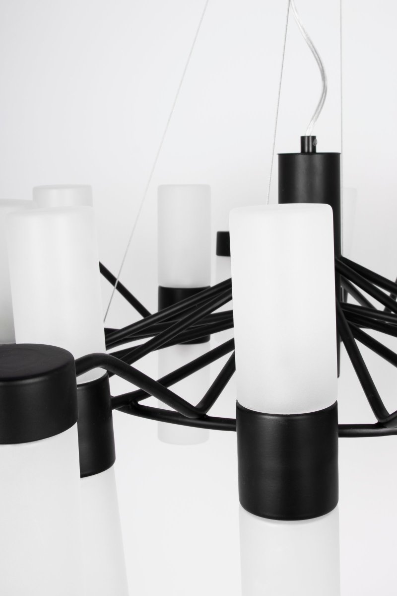 Santa Maria Ø90 Negro Lámpas de techo De Globen Lighting - Los cables y el cable transparente tienen una longitud de 250 cm y la lámpara tiene un casquillo de techo de color negro.