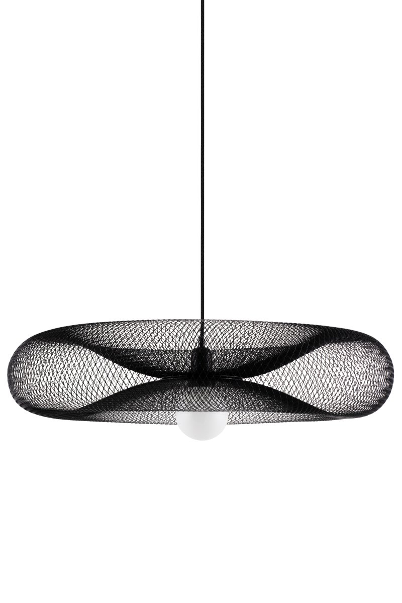 Torus Ø65 Negro Lámpas de techo De Globen Lighting - Torus &auml;r en luftig och mjuk pendel tillverkad av galvaniserat svart metalln&auml;t.