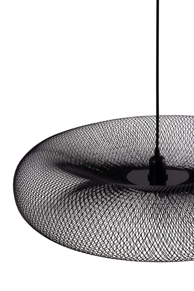 Torus Ø65 Negro Lámpas de techo De Globen Lighting - Torus &auml;r en luftig och mjuk pendel tillverkad av galvaniserat svart metalln&auml;t.