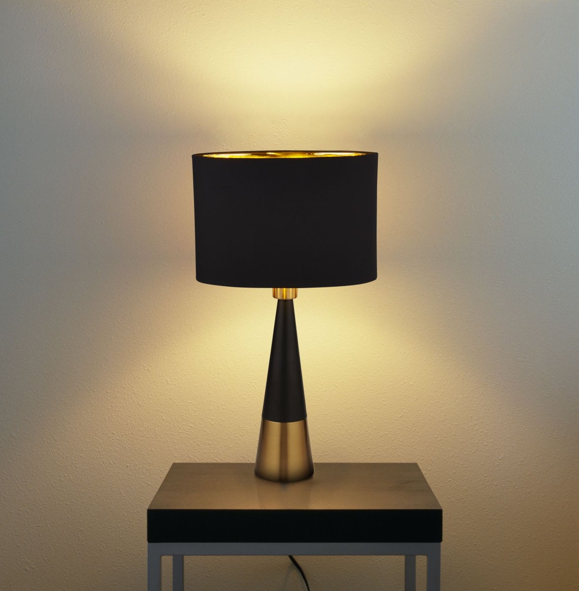 Chloe 40cm Negro mate lámpara de mesa De Searchlight - Esta moderna lámpara de mesa irradia elegancia con su diseño cónico y su lujosa combinación de negro y dorado.