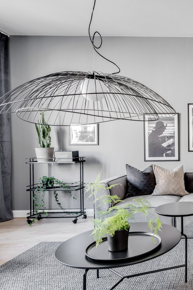 Ray Ø115 Negro Lámpas de techo De Globen Lighting - Las dos pantallas se pueden colocar de varias maneras: apiladas una sobre otra o montadas una dentro de la otra para crear una lámpara colgante más baja.