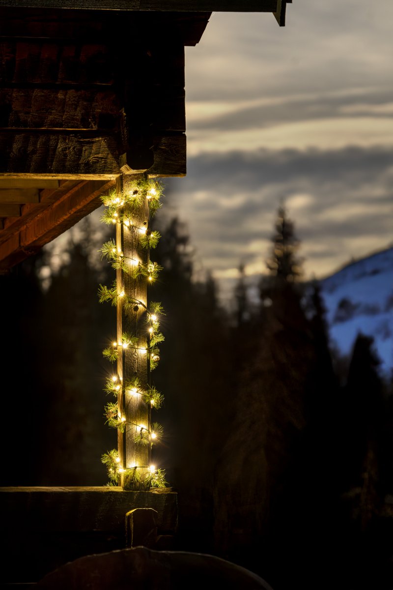 Guirnalda 6m Verde De Konstsmide - Esta guirnalda con agujas de pino artificiales y peque&ntilde;as pi&ntilde;as crea un ambiente invernal c&aacute;lido y acogedor.