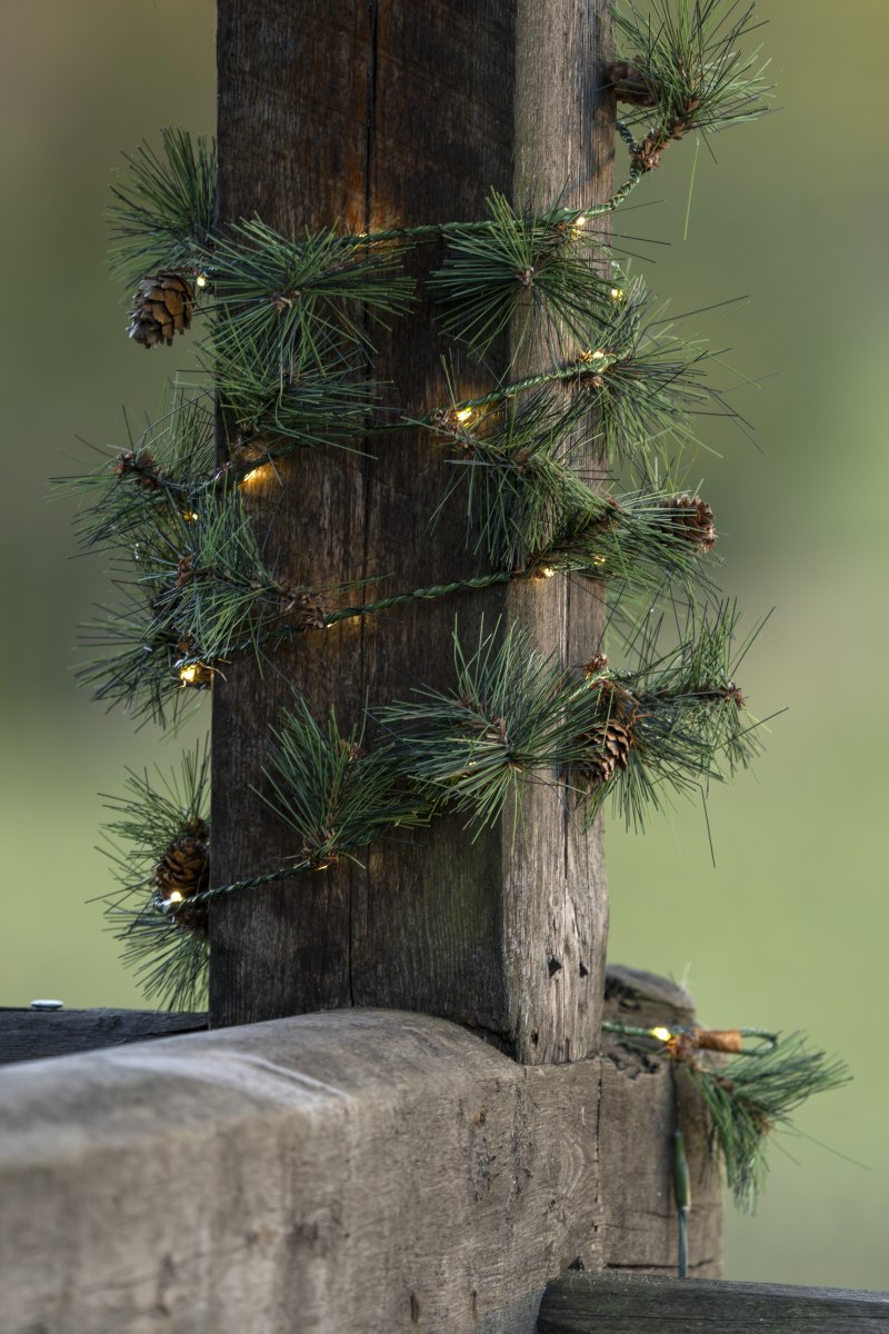 Guirnalda 6m Verde De Konstsmide - Esta guirnalda con agujas de pino artificiales y peque&ntilde;as pi&ntilde;as crea un ambiente invernal c&aacute;lido y acogedor.