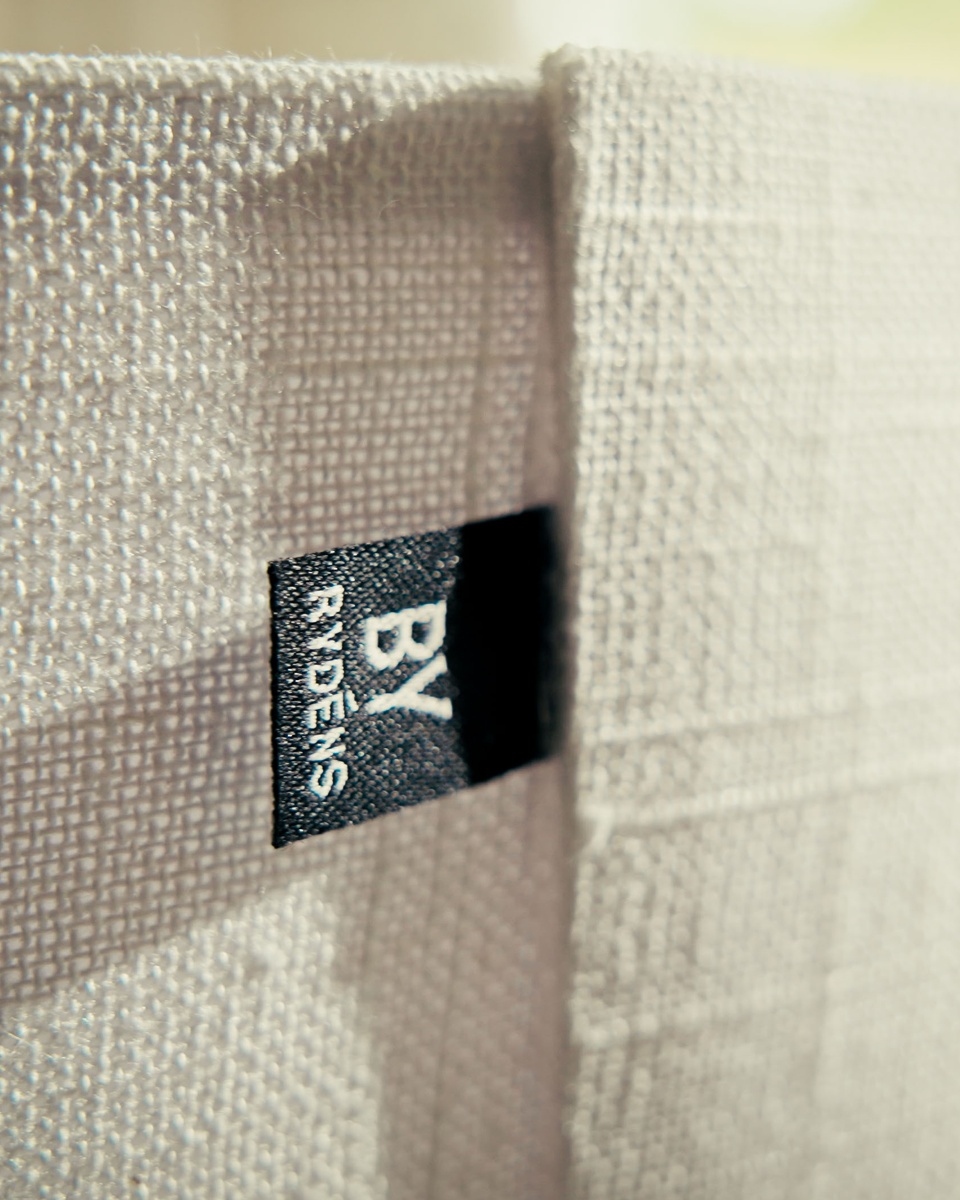 Vega Roble/blanco lámpara de pie De By Rydéns - La elegante l&aacute;mpara de pie Vega impresiona por su imponente altura de 160 cm y su s&oacute;lida estructura de roble.