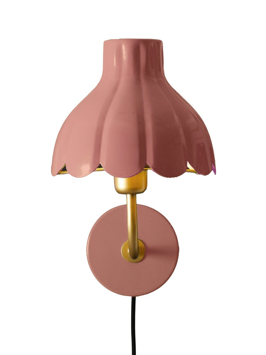 Wells 35cm rosa oscuro lámpara de lectura De PR Home - Inspirada en los p&eacute;talos de las flores en plena floraci&oacute;n, esta serie le confiere a la l&aacute;mpara un dise&ntilde;o elegante y a la vez l&uacute;dico.