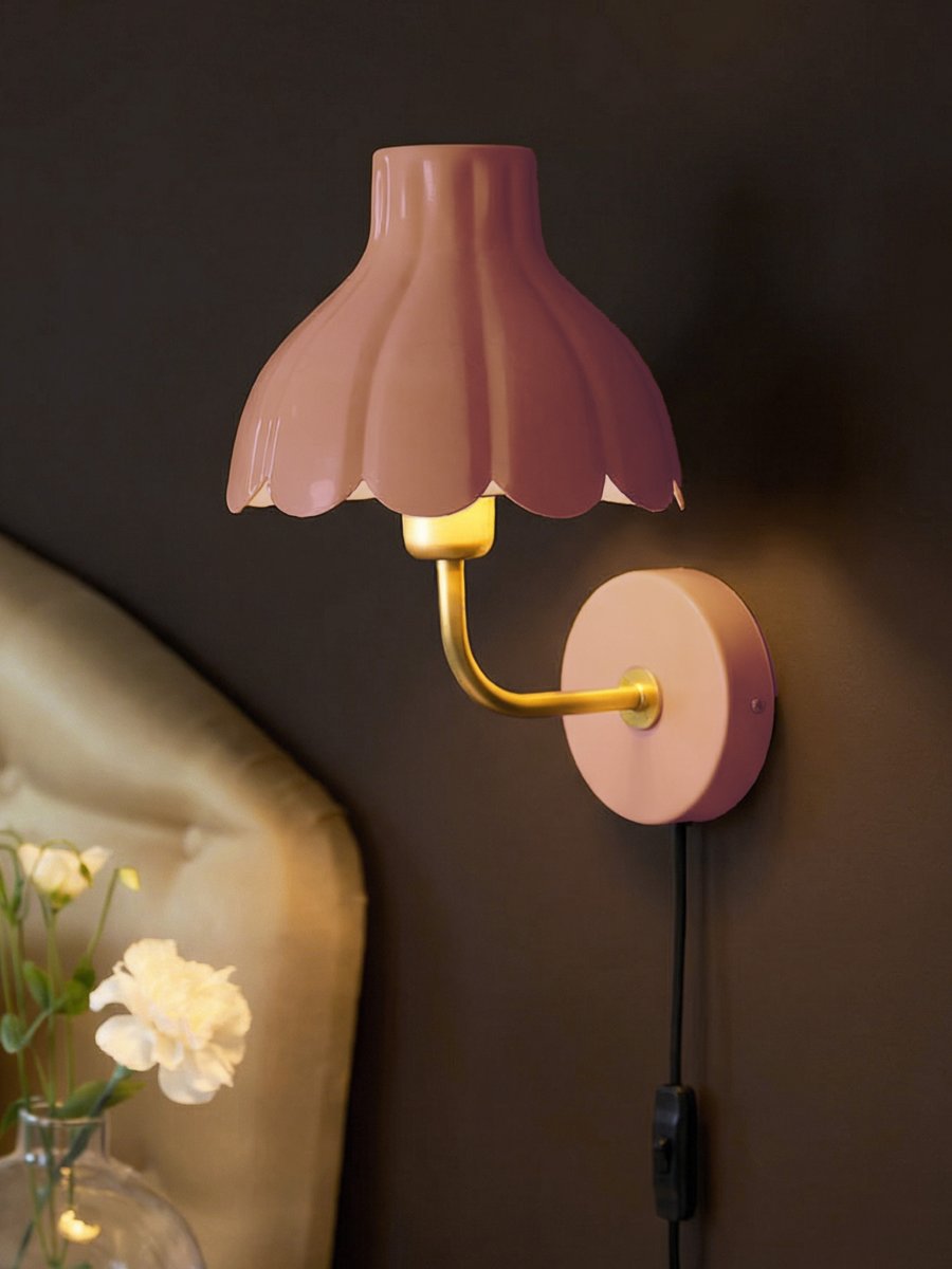 Wells 35cm rosa oscuro lámpara de lectura De PR Home - Inspirada en los p&eacute;talos de las flores en plena floraci&oacute;n, esta serie le confiere a la l&aacute;mpara un dise&ntilde;o elegante y a la vez l&uacute;dico.