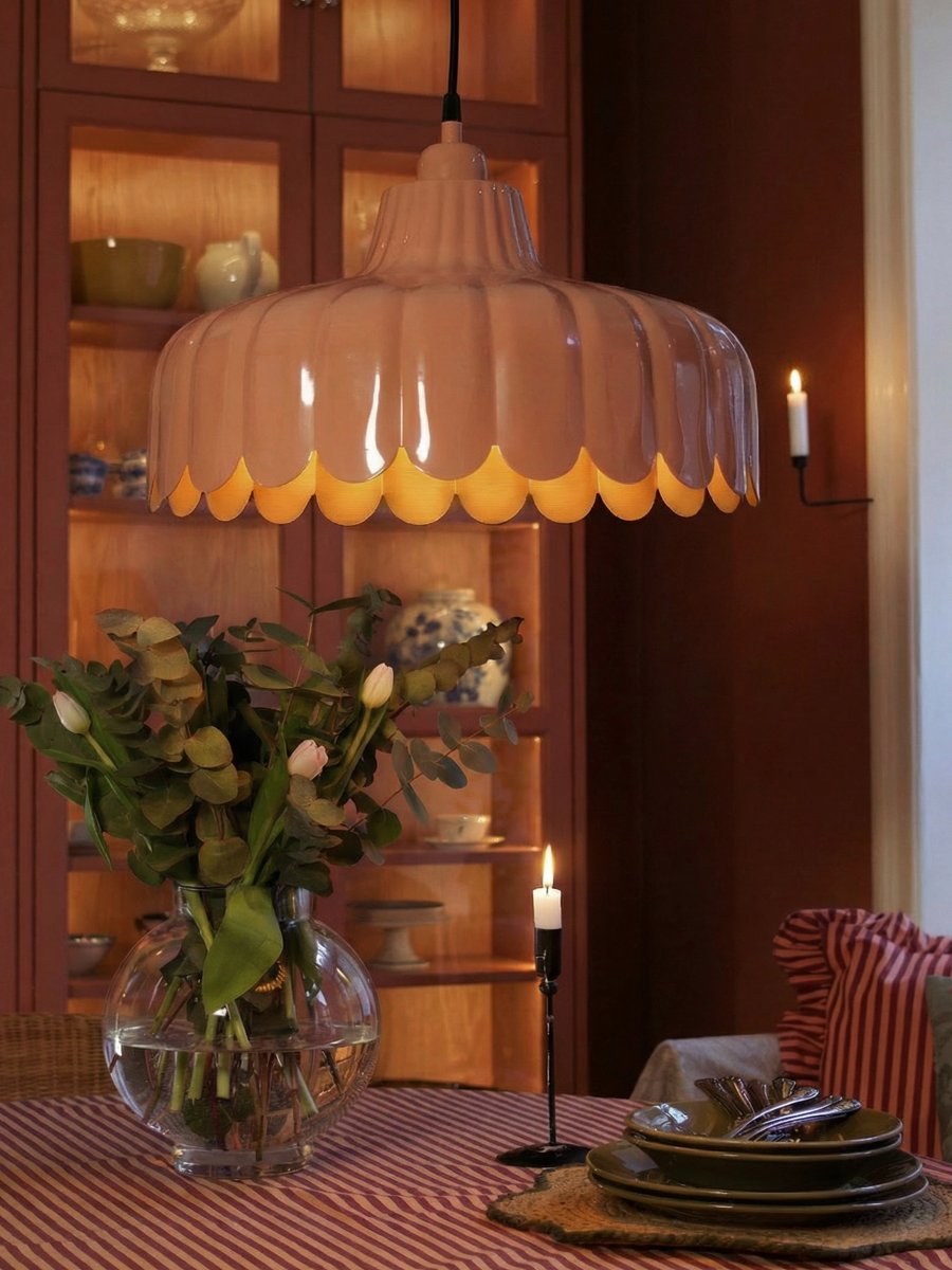 Wells Ø45 rosa oscuro Lámpas de techo De PR Home - La l&aacute;mpara de techo met&aacute;lica Wells aporta un toque fresco y rom&aacute;ntico a tu hogar.