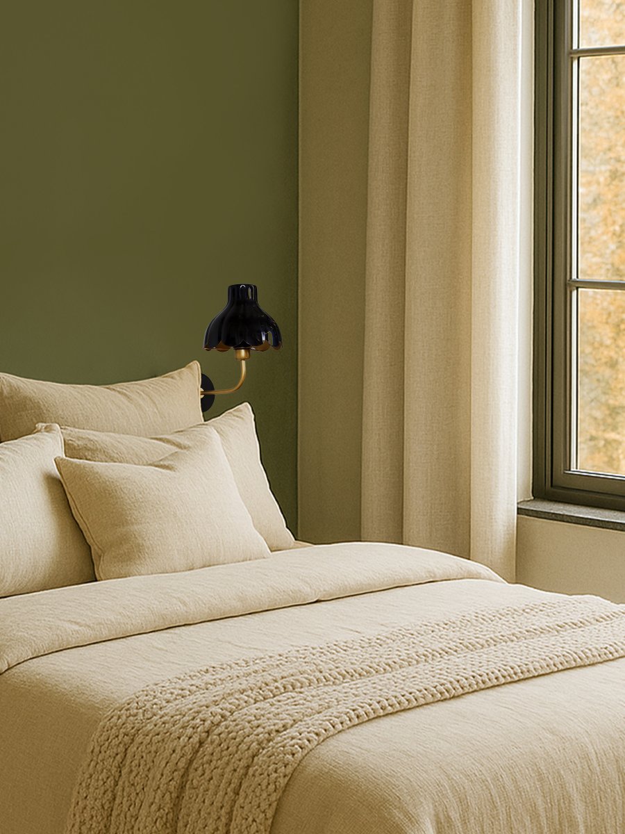 Wells 35cm Negro lámpara de lectura De PR Home - Inspirada en los p&eacute;talos de las flores en plena floraci&oacute;n, esta serie le confiere a la l&aacute;mpara un dise&ntilde;o elegante y a la vez l&uacute;dico.