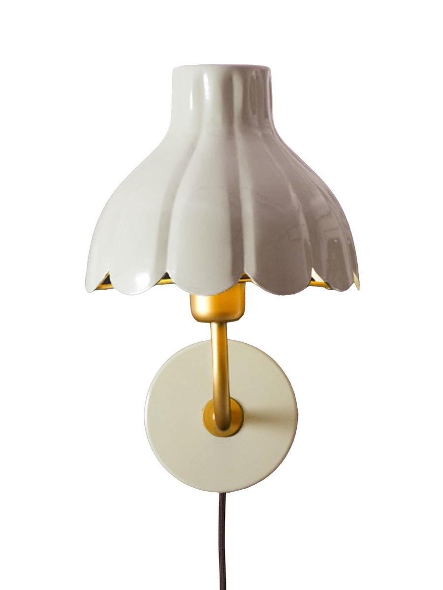 Wells 35cm Beige lámpara de lectura De PR Home - Inspirada en los p&eacute;talos de las flores en plena floraci&oacute;n, esta serie le confiere a la l&aacute;mpara un dise&ntilde;o elegante y a la vez l&uacute;dico.