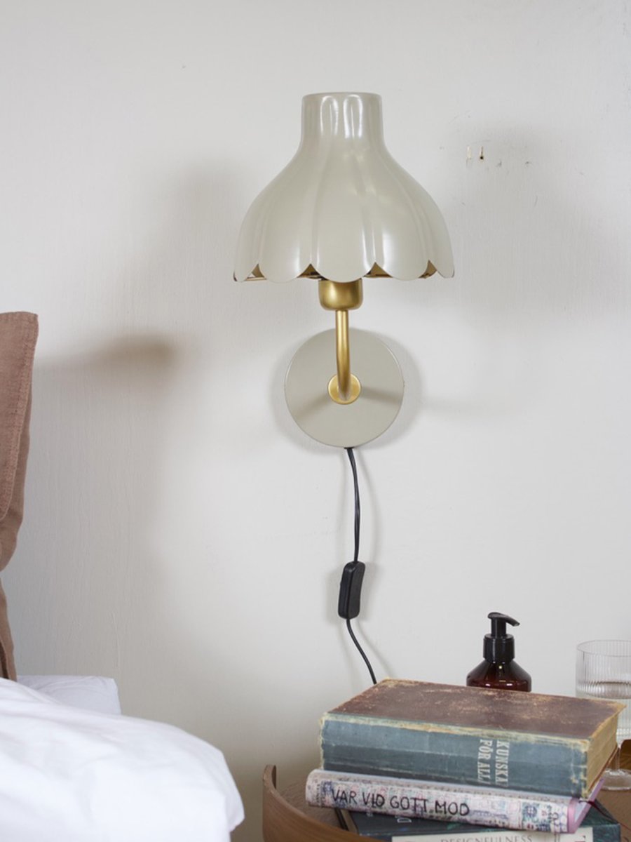 Wells 35cm Beige lámpara de lectura De PR Home - Inspirada en los p&eacute;talos de las flores en plena floraci&oacute;n, esta serie le confiere a la l&aacute;mpara un dise&ntilde;o elegante y a la vez l&uacute;dico.