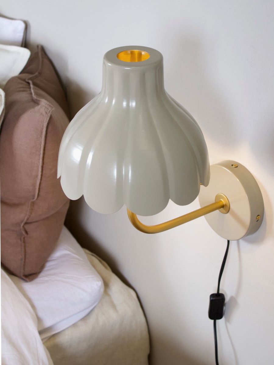 Wells 35cm Beige lámpara de lectura De PR Home - Inspirada en los p&eacute;talos de las flores en plena floraci&oacute;n, esta serie le confiere a la l&aacute;mpara un dise&ntilde;o elegante y a la vez l&uacute;dico.