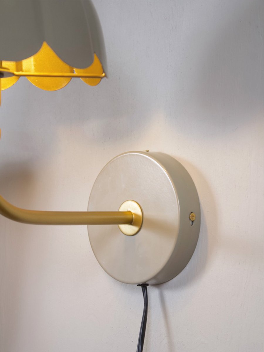 Wells 35cm Beige lámpara de lectura De PR Home - Inspirada en los p&eacute;talos de las flores en plena floraci&oacute;n, esta serie le confiere a la l&aacute;mpara un dise&ntilde;o elegante y a la vez l&uacute;dico.