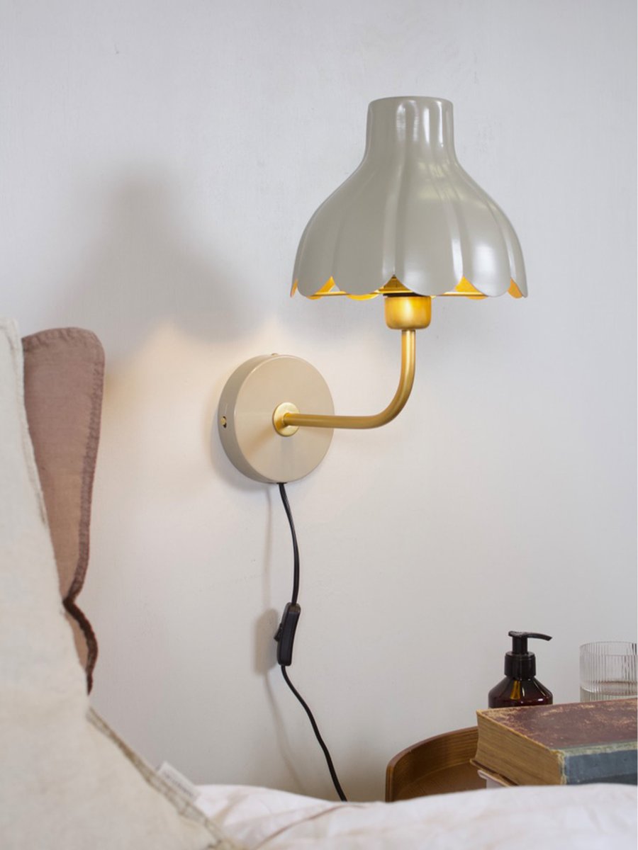 Wells 35cm Beige lámpara de lectura De PR Home - Inspirada en los p&eacute;talos de las flores en plena floraci&oacute;n, esta serie le confiere a la l&aacute;mpara un dise&ntilde;o elegante y a la vez l&uacute;dico.