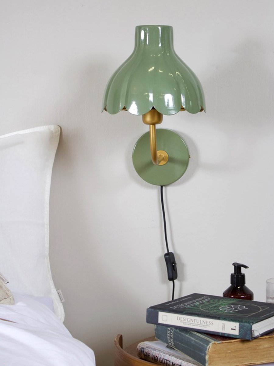 Wells 35cm verde musgo lámpara de lectura De PR Home - Inspirada en los p&eacute;talos de las flores en plena floraci&oacute;n, esta serie le confiere a la l&aacute;mpara un dise&ntilde;o elegante y a la vez l&uacute;dico.