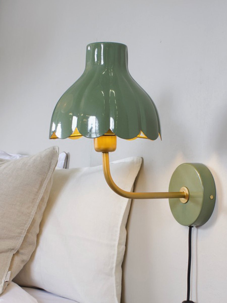 Wells 35cm verde musgo lámpara de lectura De PR Home - Inspirada en los p&eacute;talos de las flores en plena floraci&oacute;n, esta serie le confiere a la l&aacute;mpara un dise&ntilde;o elegante y a la vez l&uacute;dico.