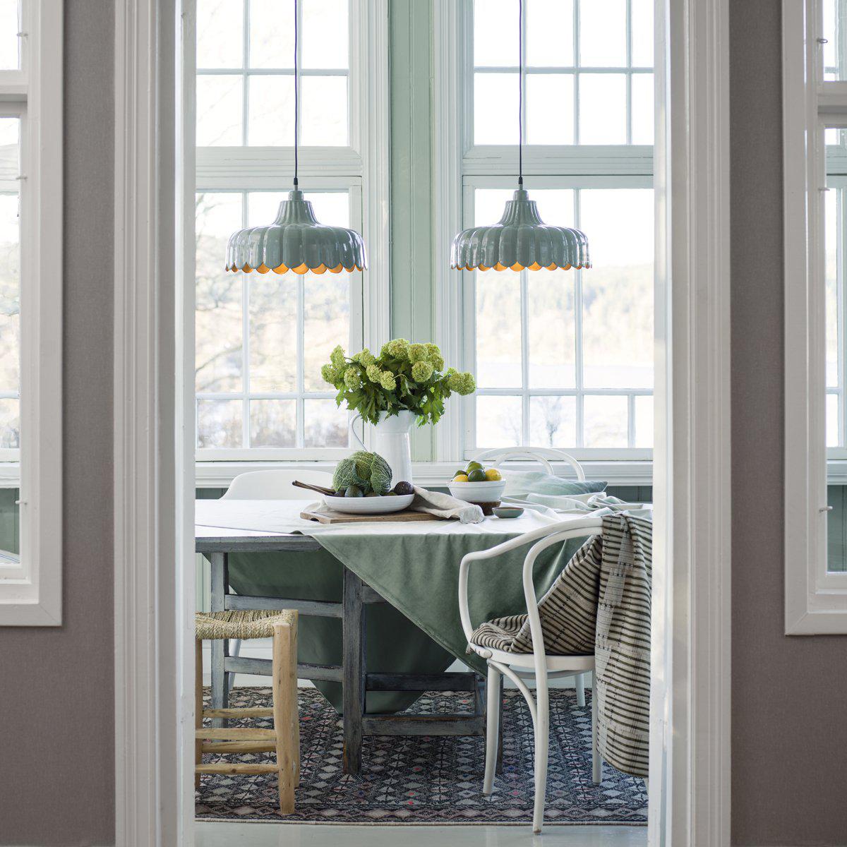 Wells Ø24 Verde lámpara de ventana De PR Home - Cable textil negro de 3,5 m de longitud con enchufe de pared.