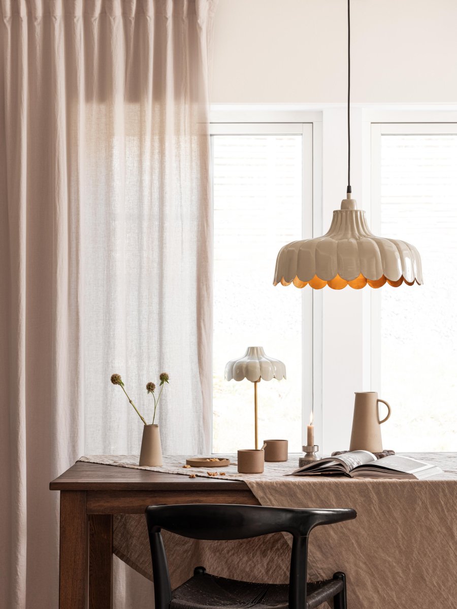 Wells Ø45 Beige Lámpas de techo De PR Home - Cable de plástico negro de 1,6 m de longitud con cazoleta de techo para suspensión con gancho del mismo color que la lámpara.