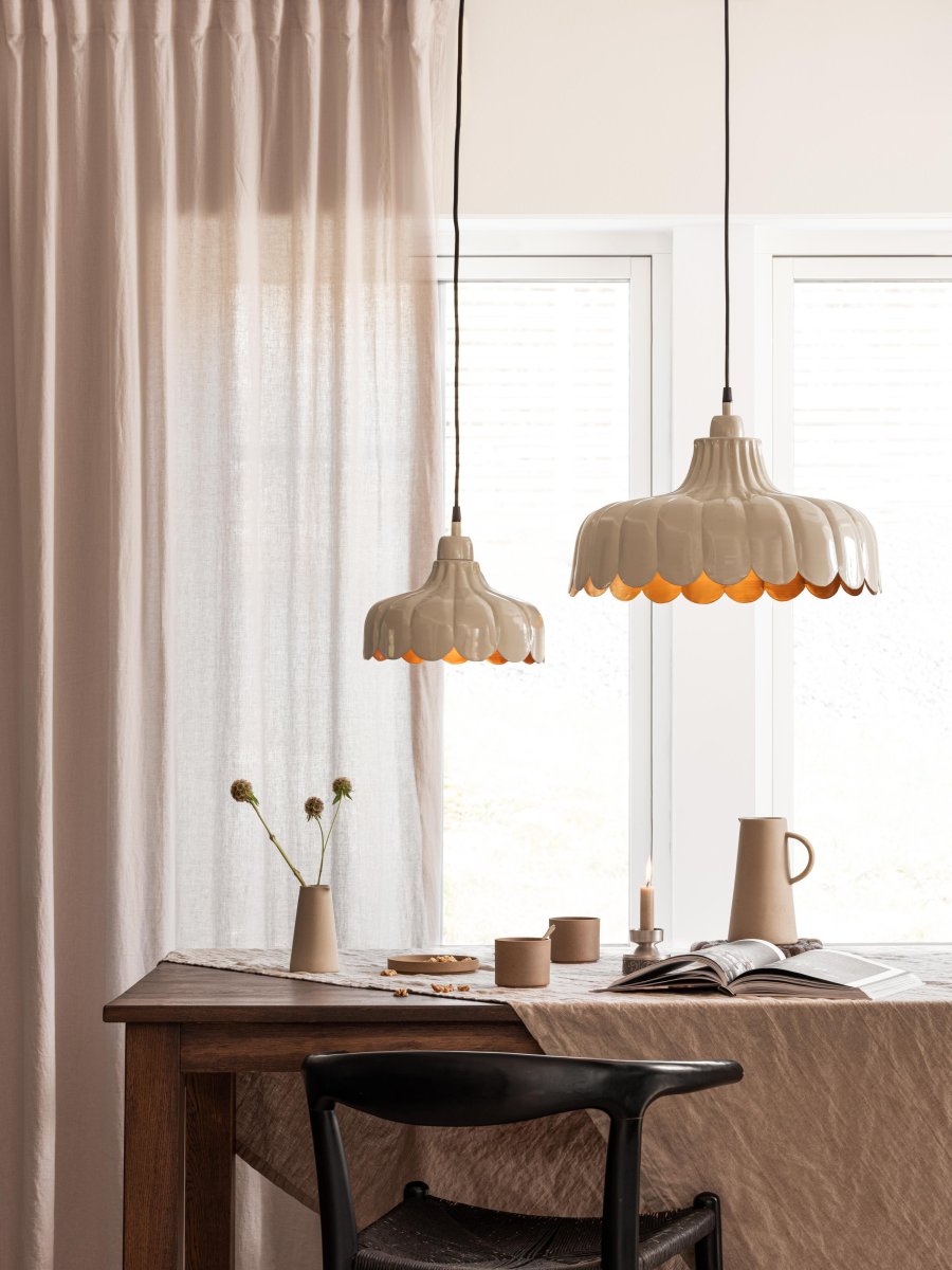 Wells Ø45 Beige Lámpas de techo De PR Home - Cable de plástico negro de 1,6 m de longitud con cazoleta de techo para suspensión con gancho del mismo color que la lámpara.