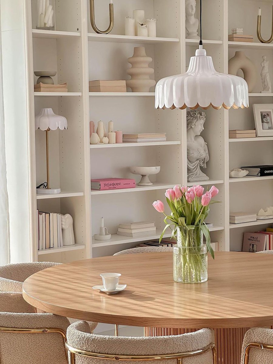 Wells 50cm Blanco lámpara de mesa De PR Home - La l&aacute;mpara de mesa de metal Wells aporta un toque fresco y rom&aacute;ntico a su hogar.