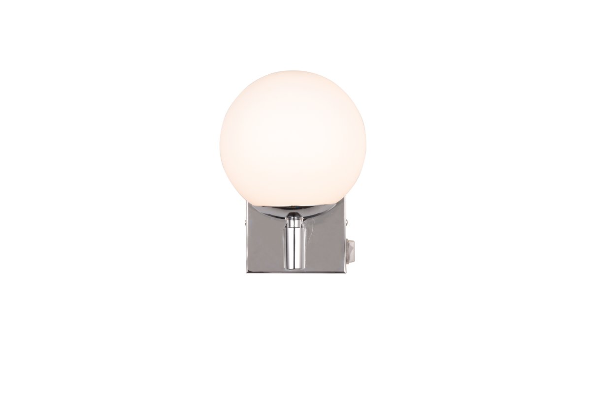 Kula Cromo lámpara de baño De Trio Lighting - Transforma tu baño en un oasis de tranquilidad donde podrás disfrutar de un baño de burbujas o un tratamiento de belleza en un ambiente agradable.