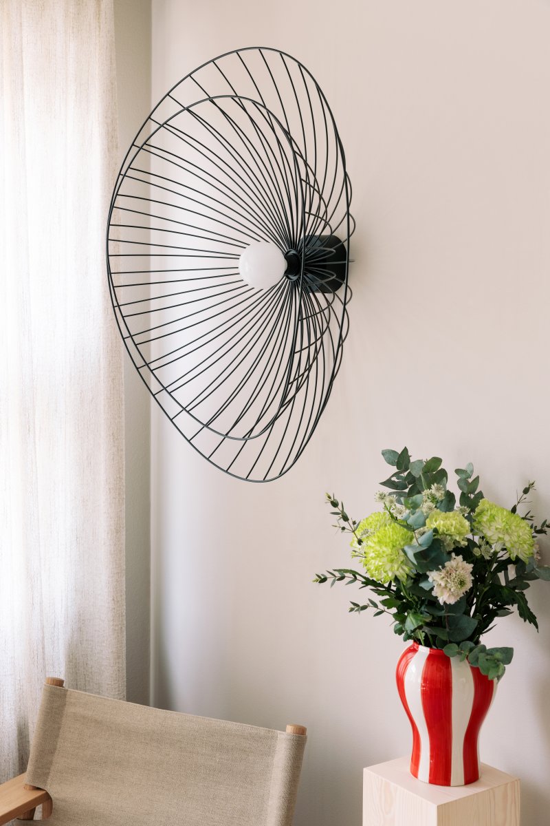 Ray Ø85 Negro lámpara de pared De Globen Lighting - La lámpara se puede montar tanto en el techo como en la pared, lo que la hace versátil.